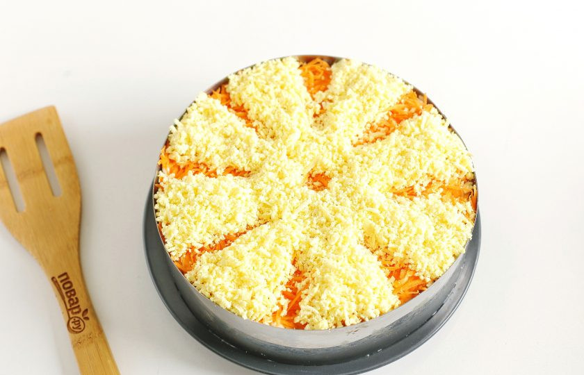 1. Этап. Салат Французская мимоза: В завершении сделайте слой из моркови и тертых желтков. Чтобы верхушка салата смотрелась красивее, компоненты можно выложить полосками. Салату дайте 1 час для пропитки в холодильнике, потом подайте его на стол.