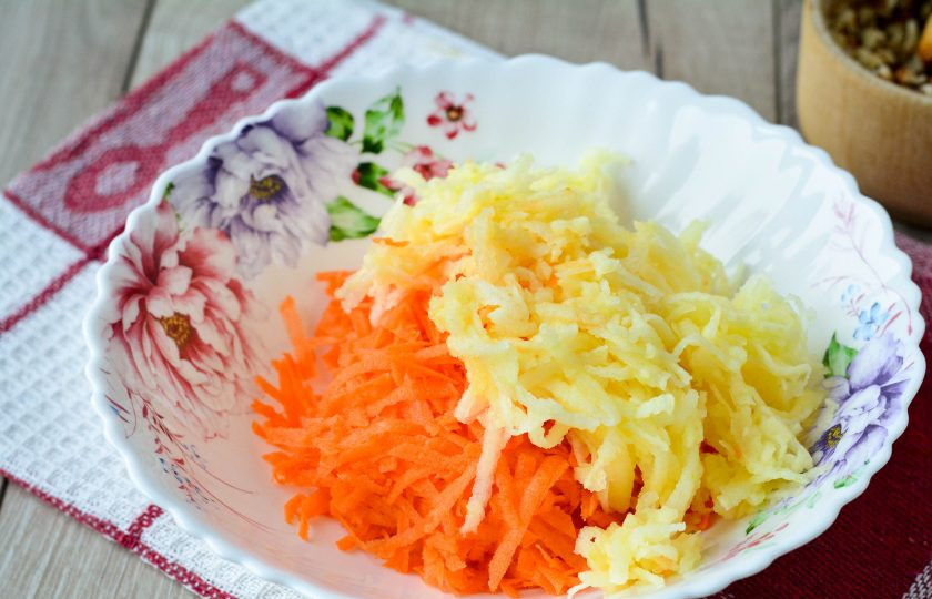 1. Этап. Салат с орешками: Почистите яблоко от кожуры и натрите на терке, выложите к моркови.