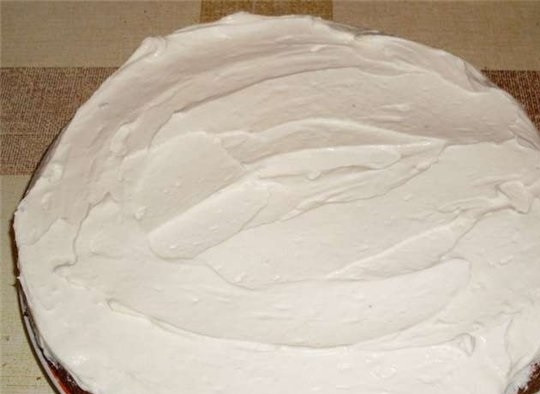 1. Этап. Торт Генерал: 7. Каждый корж необходимо хорошо промазать кремом. Верхний можно также смазать или оставить его без крема (можно залить шоколадной глазурью).