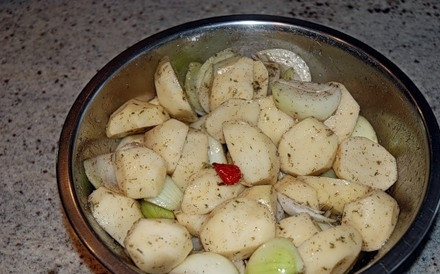 1. Этап. Запеченная баранья нога в рукаве: Очищаем картофель и лук, режем на 4 части, добавляем перец чили целый, соль, перец и растительное масло. Хорошо все перемешиваем.