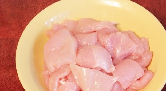 1. Этап. Цветная капуста с куриным филе: Теперь нарезаем куриное филе на кусочки со стороной около 3 сантиметров, затем солим их и посыпаем молотым перцем.