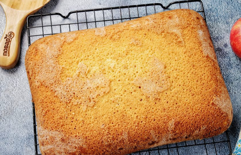 1. Этап. Заливной пирог на кефире с яблоками: Готовый заливной пирог аккуратно достаньте из формы и остудите на решётке.