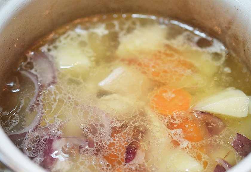 1. Этап. Рагу по-японски Никудзяга: Добавьте воды столько, чтобы овощи были покрыты, соевый соус и вино (идеально саке).