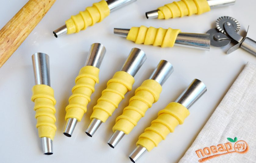 1. Этап. Рожки с кремом: 7. Металлические формочки смажьте растительным маслом без запаха. Накрутите тесто на трубочки, немного заходя на край, чтобы после выпечки не было зазоров.