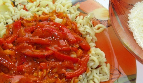 1. Этап. Паста с томатным соусом и сыром: 2. Теперь отварим макароны до готовности, отцедим, выкладываем на тарелки и поливаем соусом.