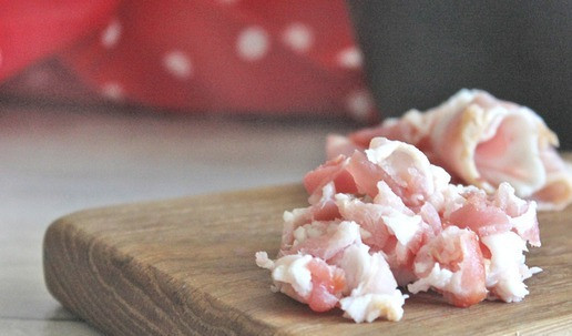 1. Этап. Киш «Осень»: Сырокопченый бекон нарезать небольшими кусочками.