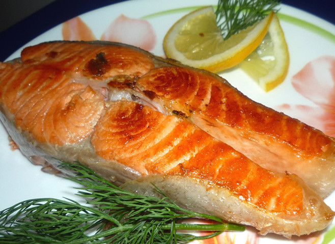 1. Этап. Красная рыба на сковороде: 3. Обжарим с двух сторон до готовности. При подаче поливаем соком второй половины лимона и украшаем зеленью. Приятного аппетита!