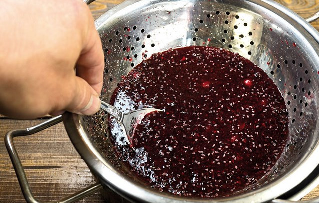 1. Этап. Домашнее вино из смородины без дрожжей: Всё перемешали и оставили на неделю настаиваться. Не забываем перемешивать каждый день. Затем сок нужно отфильтровать от косточек, шелухи и прочего мусора от ягод.