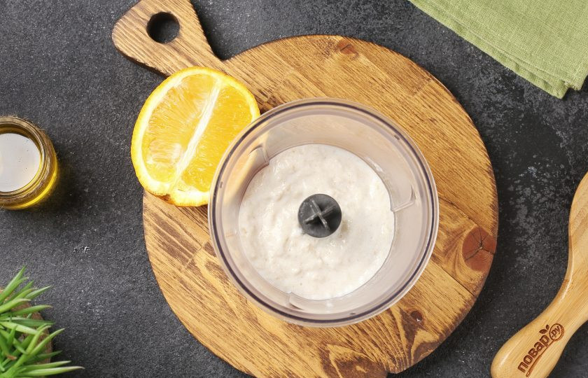 1. Этап. Коктейль Доброе утро: Овсяные хлопья измельчите в кофемолке. Молоко доведите до кипения, добавьте перемолотые хлопья и варите помешивая 5 минут. Готовую кашу переложите в чашу блендера.