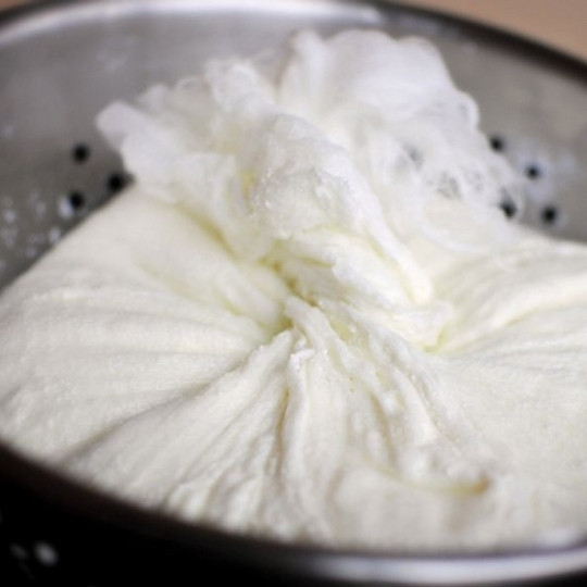 1. Этап. Рикотта с лимоном и базиликом: Марлю сворачиваем и хорошенько отжимаем от жидкости.