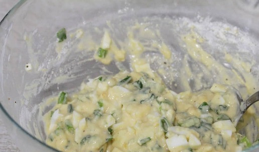 1. Этап. Вафли с яйцом и зеленым луком: Перемешать.