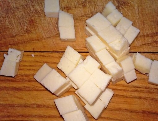 1. Этап. Салат из вареной свеклы с сыром: 7. Сыр нарежьте кубиками.