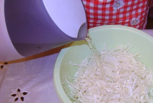 1. Этап. Свежий салат из капусты: 4. За это время необходимо подготовить кипяток, которым нужно залить капусту.