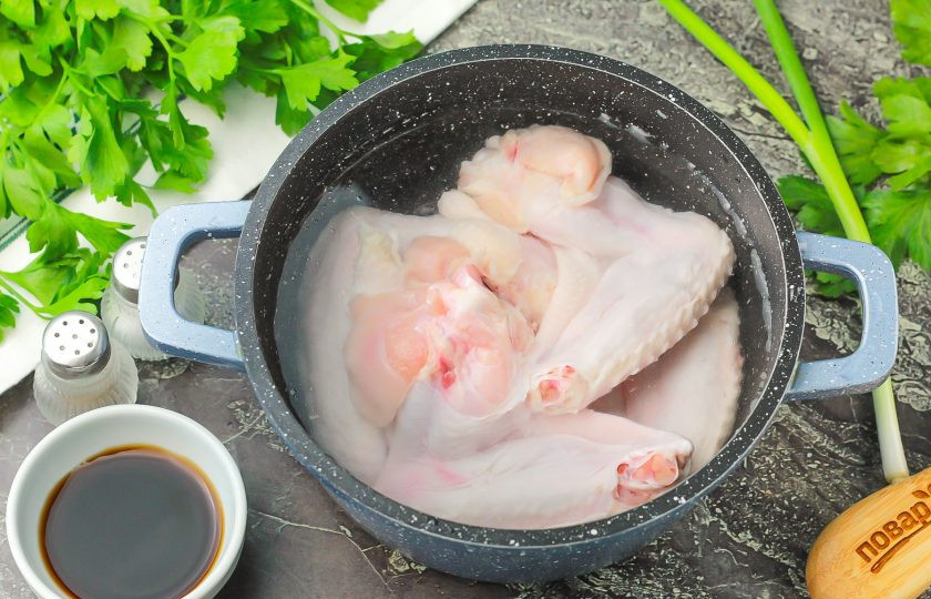 1. Этап. Китайский куриный бульон: Выложите куриные крылья или другие части тушки в казан, кастрюлю и залейте водой. Поместите емкость на плиту и доведите жидкость до кипения, а затем слейте ее вместе с пеной. Промойте крылья и снова залейте водой. Отварите в течение 1.5 часов на умеренном нагреве после закипания.