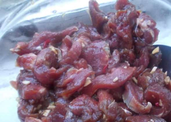 1. Этап. Говядина, маринованная в соевом соусе: Смешайте и отправьте его мариноваться в холодильник на 5-6 часов. Мясо должно впитать почти весь соевы соус.