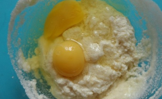 1. Этап. Шоколадный манник: Вбиваем яйца, взбиваем массу венчиком.