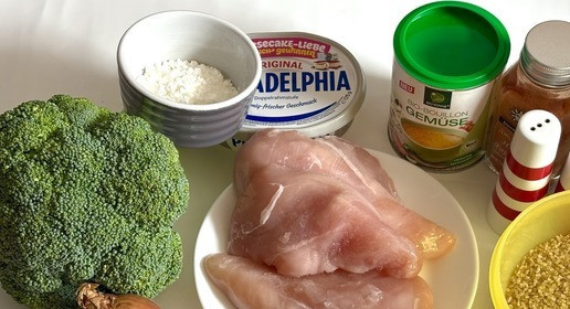 1. Этап. Куриное филе с брокколи и булгуром: Приготовить ингредиенты. Булгур залить кипятком один к двум, дать закипеть и оставить томиться минут десять.