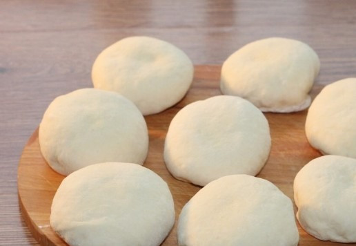 1. Этап. Лепешки по мотивам фесели: 10. Округляем кусочки теста.