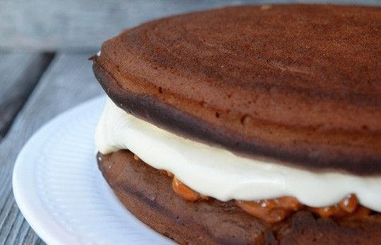 1. Этап. Торт Сникерс с крекером: 11. Крем выложите следующим слоем, оставив немного для смазывания бортов. Накройте вторым коржом.