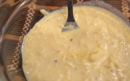 1. Этап. Цветная капуста целиком в духовке: Теперь измельчаем чеснок, а сыр трем на крупной терке. Добавляем их к остальным ингредиентам и тщательно перемешиваем.