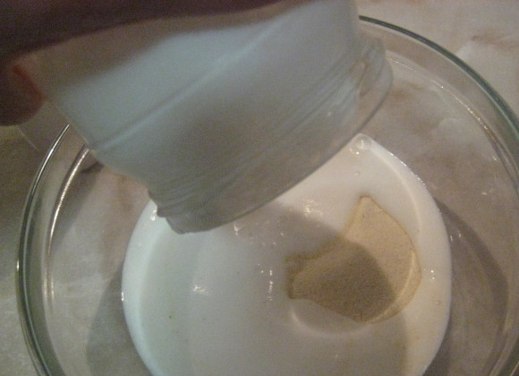 1. Этап. Творожная запеканка с кефиром в духовке: Для начала нужно размочить манную крупу в кефире. Для этого перемешиваем их в миске и оставляем на час. Тем временем готовим другие продукты.