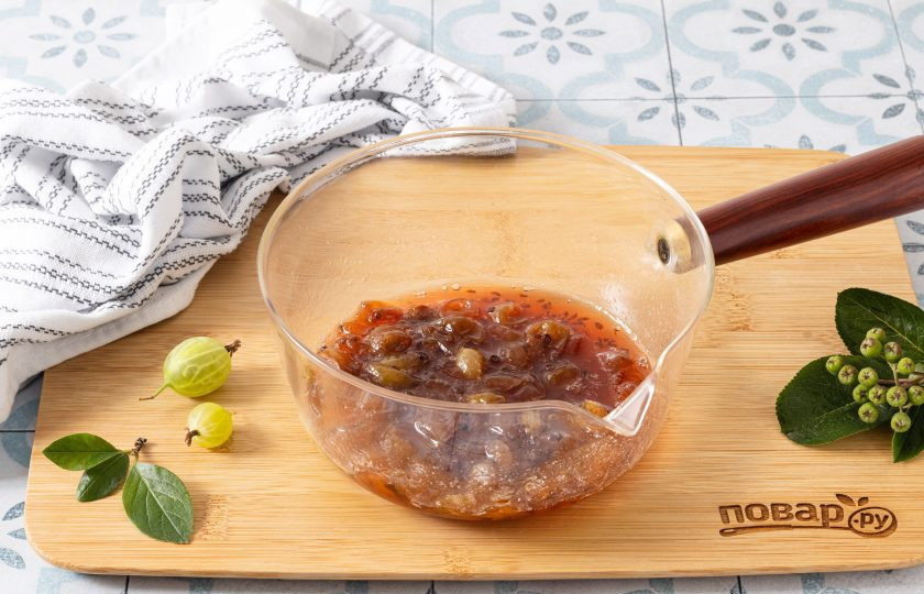 1. Этап. Варенье из крыжовника без воды: Снова доводите до кипения, проварите 10 минут на медленном огне и снимите с плиты. Повторите этот шаг еще 1-2 раза. Горячее варенье разложите по чистым стерилизованным баночкам и герметично закройте.