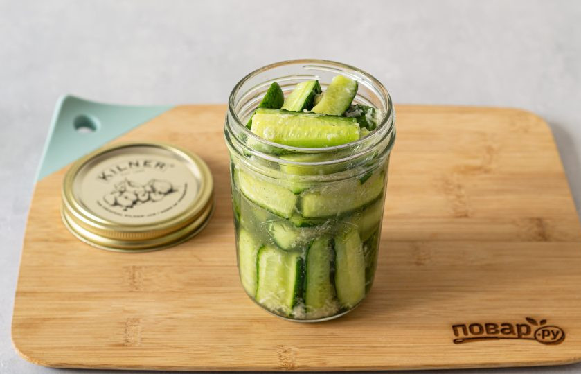 1. Этап. Огурцы по-корейски с горчицей: Разложите смесь из огурцов в чистую банку. Прикройте крышкой, стерилизуйте 15-20 минут в горячей воде.