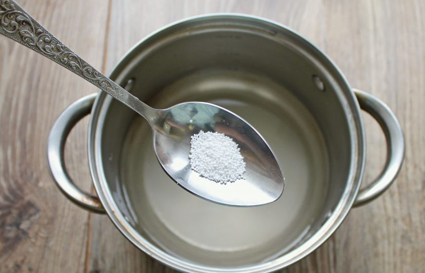 1. Этап. Ананасы в сиропе на зиму: В кастрюлю всыпьте лимонную кислоту, перемешайте и варите одну минуту.