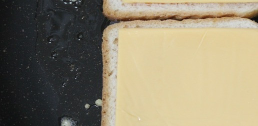 1. Этап. Перекус на сейчас и на потом: Сверху прикрываем ломтиком сыра.