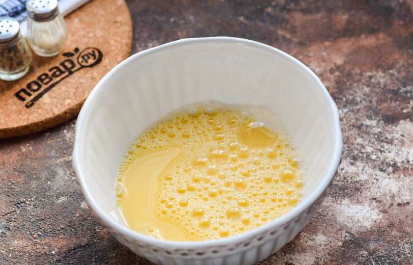 1. Этап. Куриные рулетики в кляре: Яйцо вбейте в миску, после взбейте с водой, буквально 50 мл. будет достаточно.