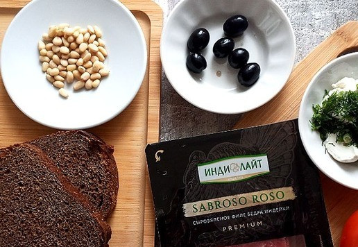 1. Этап. Закусочные брускетты: Готовим продукты для брускетты (бутербродов). Я в рецепте буду использовать сыровяленое филе бедра индейки ТМ Индилайт. В творожный сливочный сыр добавляем рубленный мелко укроп. Хлеб я буду использовать 