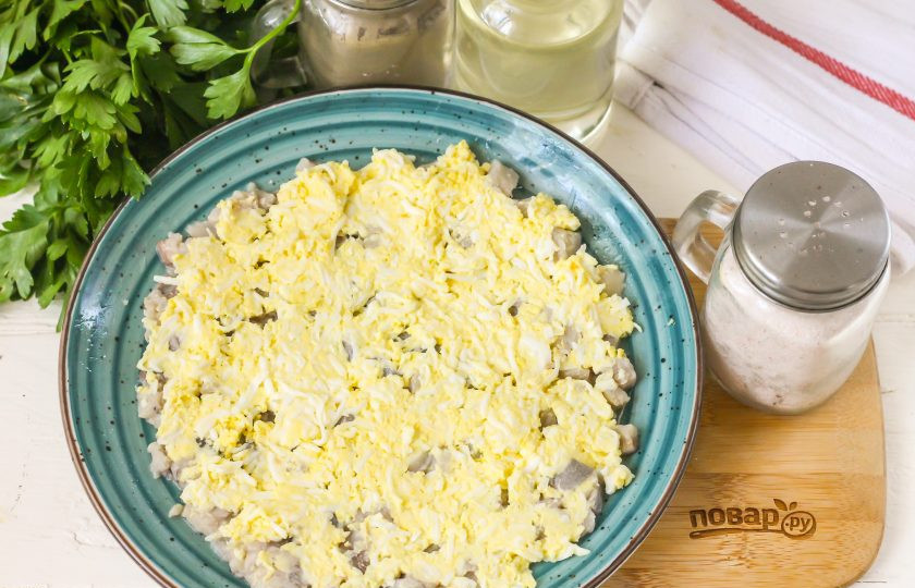 1. Этап. Селедка под шубой по Дюкану: На филе выложите слой тертых отварных куриных яиц.