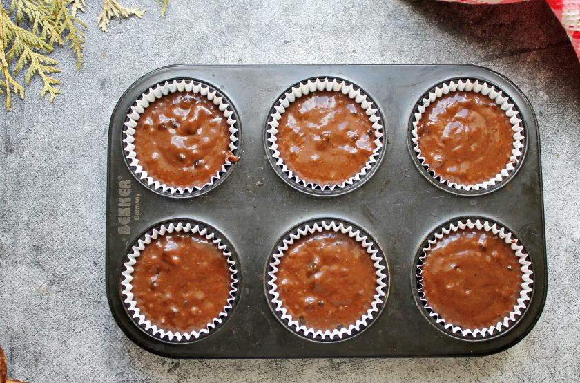 1. Этап. Капкейки с печеньем Орео: Бумажные формочки установите в форму с круглыми выемками и разложите тесто на 2/3 высоты.