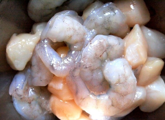 1. Этап. Брокколи с морепродуктами: Очищенные креветки и морские гребешки выложите в миску, залейте соевым соусом, выдавите туда зубчик чеснока. Всё хорошо перемешайте и оставьте мариноваться на 5-10 минут. Не передерживайте морепродукты в маринаде, чтобы они не стали жёсткими.