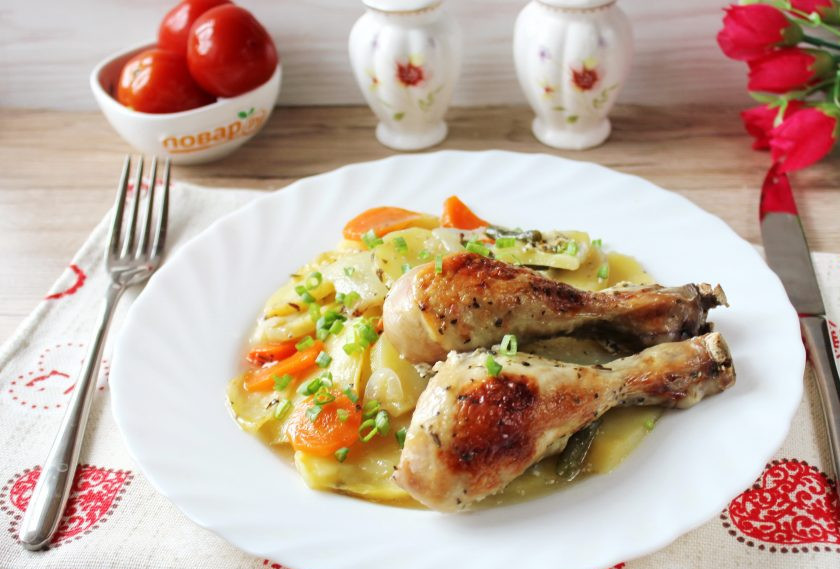 1. Этап. Запеканка с куриными ножками: Готовую запеканку из куриных ножек переложите на тарелку, украсьте на свой вкус и подавайте горячей к столу.