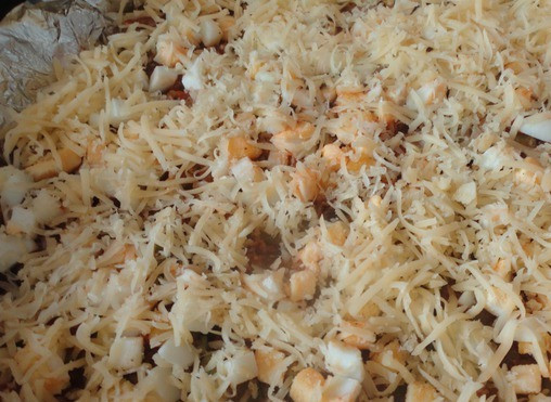 1. Этап. Кабачки по-итальянски: 8. Вот теперь самое время посыпать сыром и зеленью и отправить форму в духовку, разогретую до 180 градусом. Запекаем кабачки не более 15 минут.