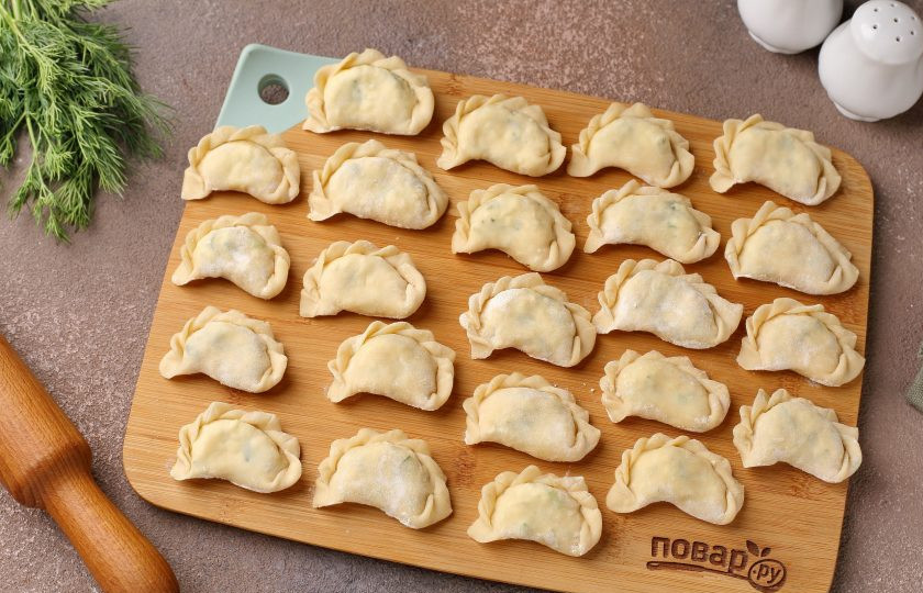 1. Этап. Вареники с адыгейским сыром и зеленью: Таким образом приготовьте все вареники, пока не закончится начинка. Готовые вареники отварите в кипящей подсоленной воде и подайте со сметаной, сливочным маслом или зеленью.