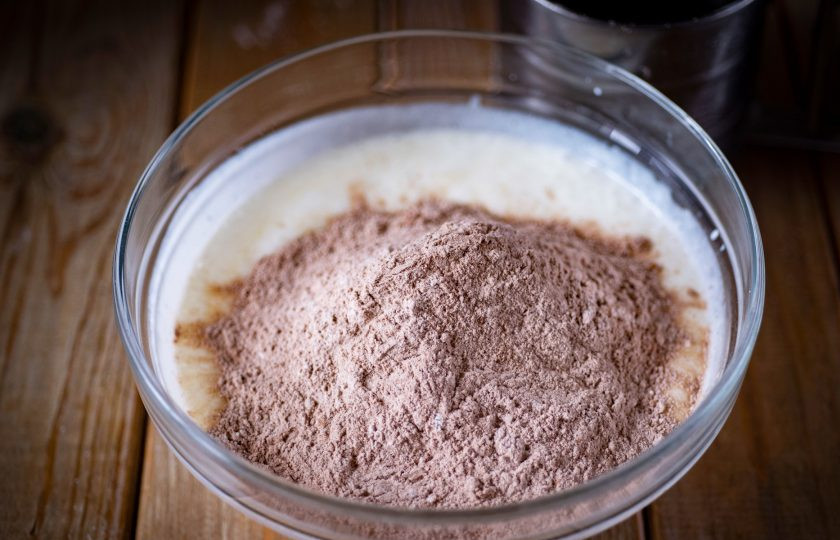 1. Этап. Пирог на кефире с творогом: Сухую мучную смесь добавьте к жидкой.