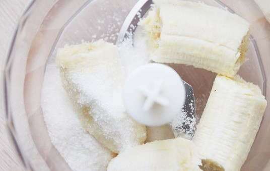 1. Этап. Батончик мюсли своими руками: Банан, сахар и соль измельчаем в блендере. Добавляем масло и ещё раз взбиваем.