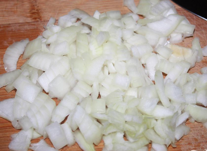 1. Этап. Дары Нептуна (фаршированные кальмары): Нарезаем лук кубиками.