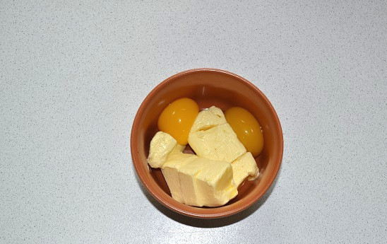 1. Этап. Тесто для куличей на сухих дрожжах: Параллельно соедините яйца с размягченным сливочным маслом.