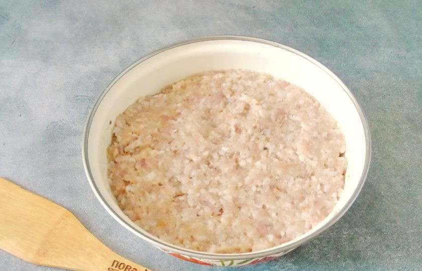 1. Этап. Тефтели с рисом как в детском саду: Очень тщательно перемешайте фарш до однородной консистенции.