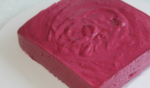 1. Этап. Закусочное свекольно-творожное суфле: Снять рамку или форму. Украсить по вкусу. Я украсила грецкими орехами.