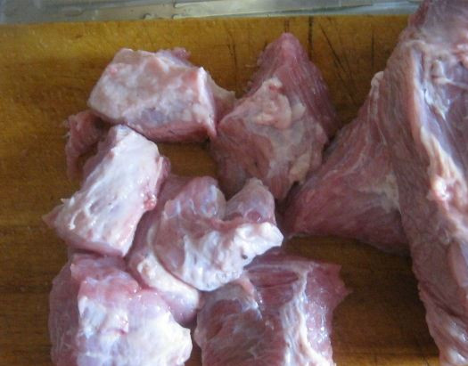 1. Этап. Лагман из говядины в мультиварке: Порежьте кубиками среднего размера.