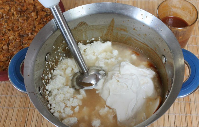 1. Этап. Карамельный торт без выпечки: Желатин заливаем теплой водой и оставляем на 5 минут. Затем, нагреваем желатин с водой до 60-70 градусов и непрерывно помешиваем. Желатин добавляем в творожную массу и все перемешиваем блендером.