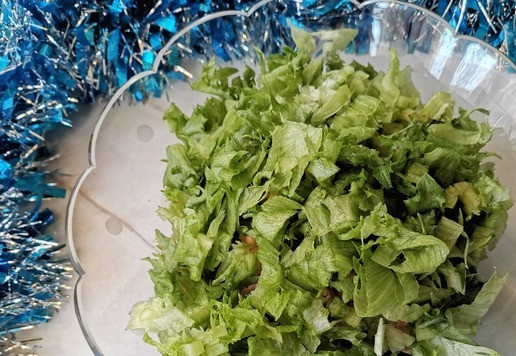 1. Этап. Салат Русалочьи бусы: Листья салата порвать руками или нарезать лентами.