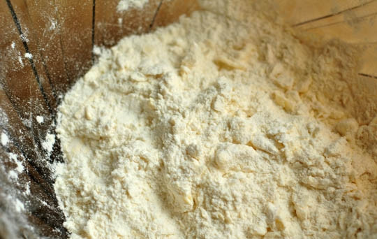 1. Этап. Говядина по-деревенски: Сейчас мы можем приступать к приготовлению булочек. Для этого мы просеиваем муку в глубокую миску, добавляем разрыхлитель, соль и сахар, хорошенько перемешиваем сухую смесь. Теперь выкладываем масло и руками перетираем в крошку.