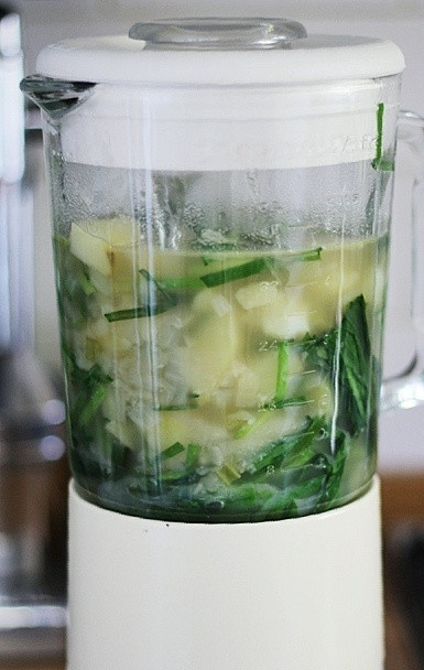 1. Этап. Суп из черемши: 4. Немного остывший суп переливаем в блендер, достаем лавровый лист и взбиваем до образования однородной густой смеси. Суп разливаем порционно и подаем, украсив по вкусу.