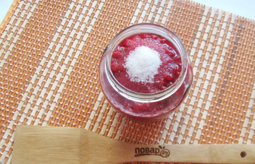 1. Этап. Калина на зиму: Наполните чистые банки протертой калиной с сахаром, отступая от горлышка на 2 см. Сверху насыпьте остальную норму сахара и закройте крышкой.