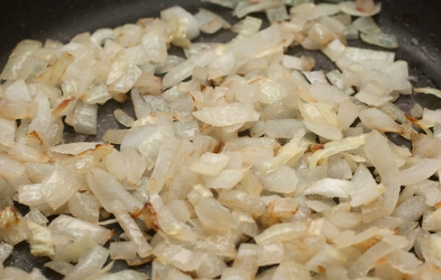 1. Этап. Кесадилья со свининой: 2. Поджарьте мелко нарубленный лук на подсолнечном масле до того момента, как он начнет приобретать золотистый цвет.